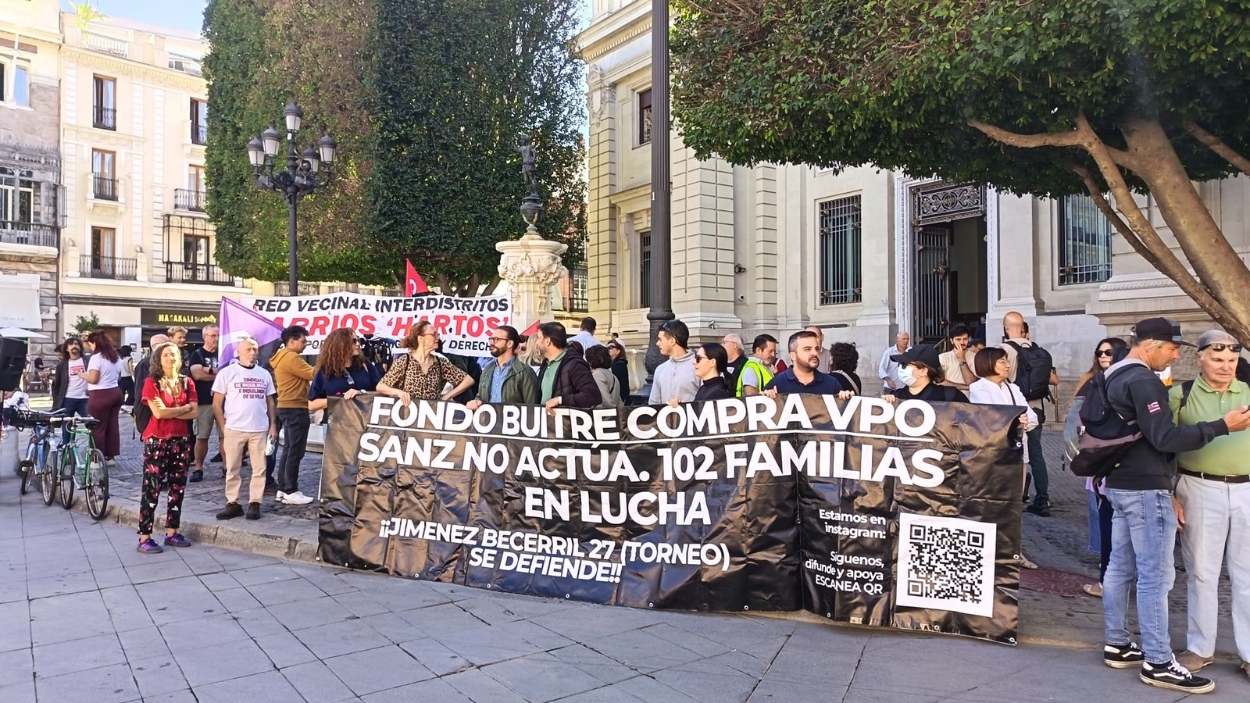 Movilización del sindicato de Inquilinas y vecinos afectados por el fondo buitre frente al Ayuntamiento de Sevilla | Cedida