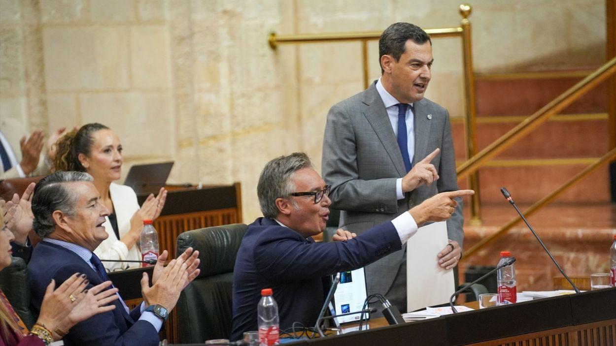 El presidente de la Junta de Andalucía, Moreno Bonilla, junto a los vicepresidentes primero (iz) y segundo (c.), Antonio Sanz y Manuel Gavira respectivamente / EP