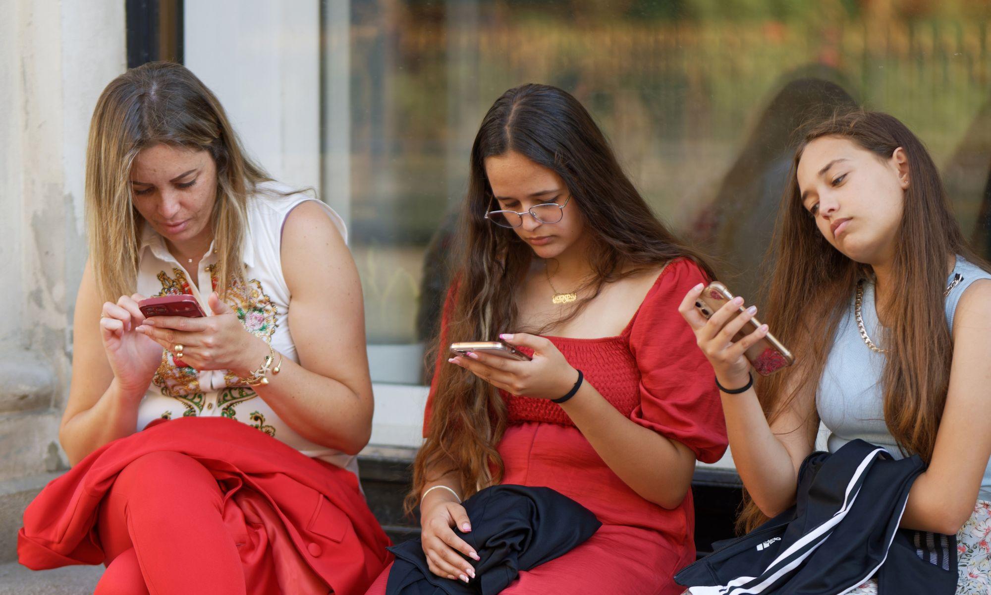 Banco Santander presenta Safie Hacks & Teen Hacks, un nuevo espacio digital para concienciar a los menores y adolescentes Banco Santander presenta Safie Hacks & Teen Hacks, un nuevo espacio digital para concienciar a los menores y adolescentes