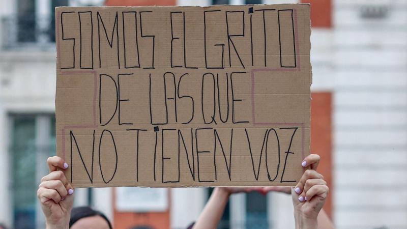 Cartel durante una concentración por los feminicidios en 2023 en la Puerta del Sol. EP.