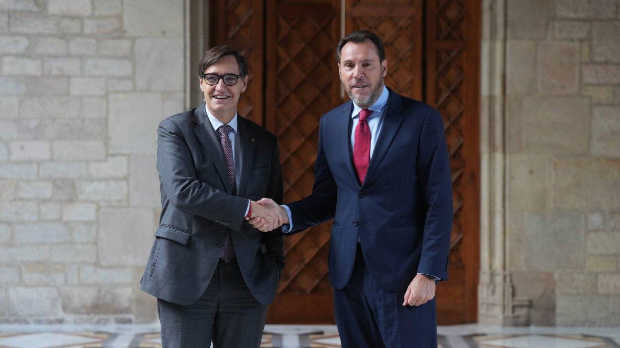 El presidente de la Generalitat de Cataluña, Salvador Illa, y el ministro de Transportes y Movilidad Sostenible, Óscar Puente, durante una reunión en el Palau de la Generalitat (Barcelona), a 22 de octubre de 2026. David Zorrakino / EP