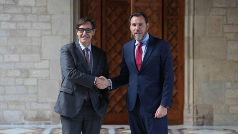 El presidente de la Generalitat de Cataluña, Salvador Illa, y el ministro de Transportes y Movilidad Sostenible, Óscar Puente, durante una reunión en el Palau de la Generalitat (Barcelona), a 22 de octubre de 2026. David Zorrakino / EP