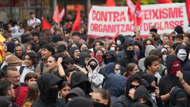 Cientos de personas con pancartas y banderas durante una concentración convocada contra el agitador Vito Quiles en la UAB. EP.