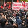 Cientos de personas con pancartas y banderas durante una concentración convocada contra el agitador Vito Quiles en la UAB. EP.