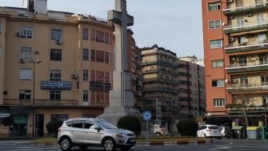 Cruz de los Caídos de Cáceres, situada en la plaza de América. EP
