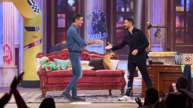 El presidente del Gobierno, Pedro Sánchez, en el programa 'La Revuelta' junto al presentador David Broncano. REMITIDA / HANDOUT por TVE.