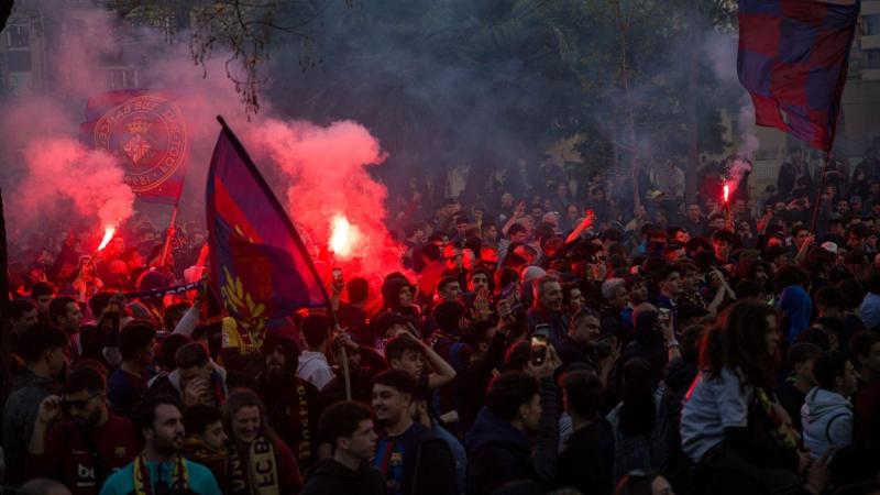 Personas concentradas en Jardins de can Bacardí, cerca del Camp Nou. EP/Archivo.