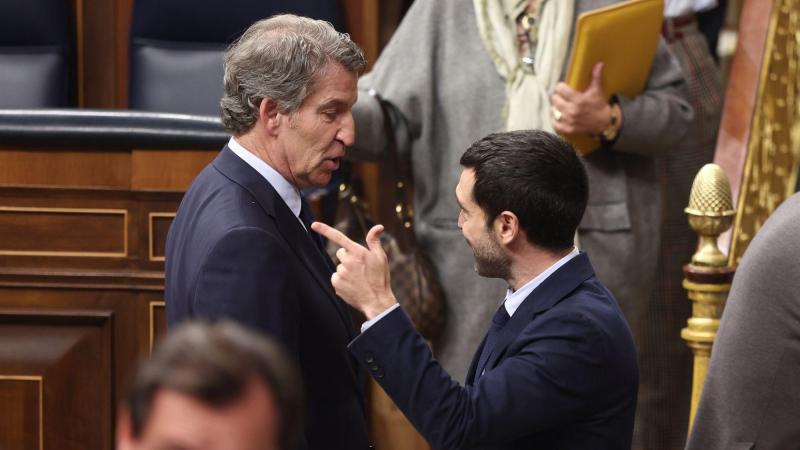 El ministro de Derechos Sociales, Consumo y Agenda 2030, Pablo Bustinduy (d), y el presidente del PP, Alberto Núñez Feijóo (i), durante una sesión de control al Gobierno, en el Congreso de los Diputados, a 19 de noviembre de 2025, en Madrid (España). Eduardo Parra / Europa Press.