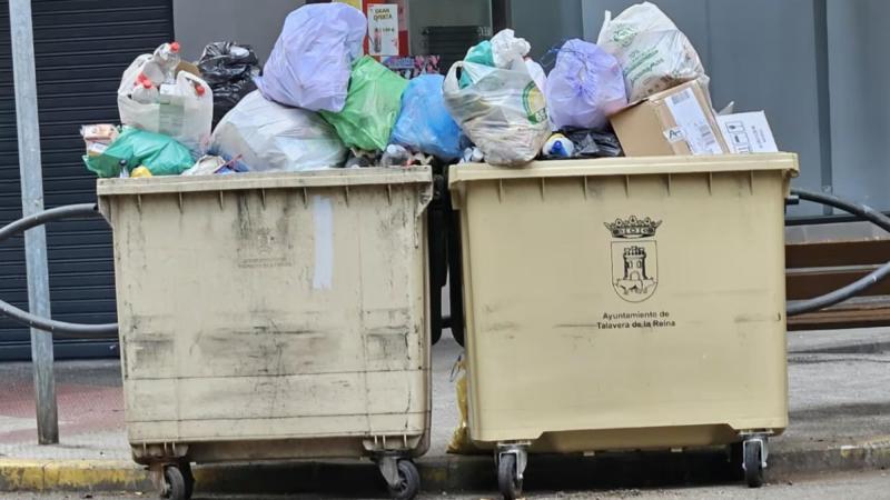 Imagen de archivo de dos contenedores de basura en Talavera de la Reina. EP.