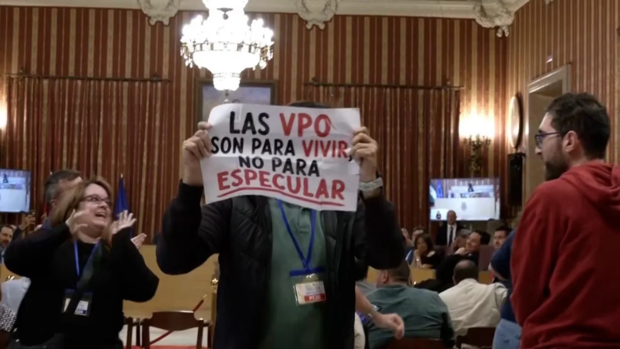 Manifestantes en un Pleno del Ayuntamiento de Sevilla | EP