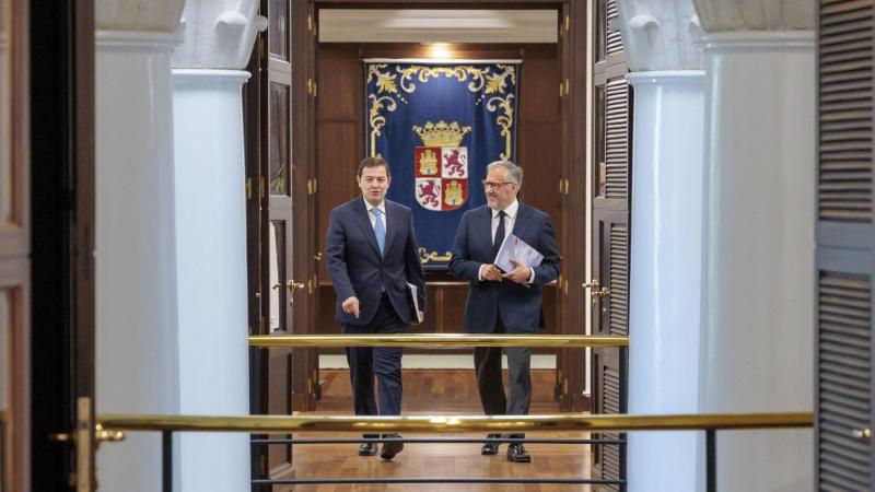 Alfonso Fernández Mañueco y Carlos Pollán se dirigen a la Sala de Mapas para presentar el proyecto de presupuestos de Castilla y León para 2027. EP.