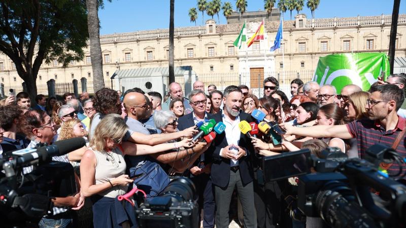 Santiago Abascal atiende a los medios frente al Parlamento de Andalucía. A 10 de octubre de 2025 Santiago Abascal atiende a los medios frente al Parlamento de Andalucía. A 10 de octubre de 2025