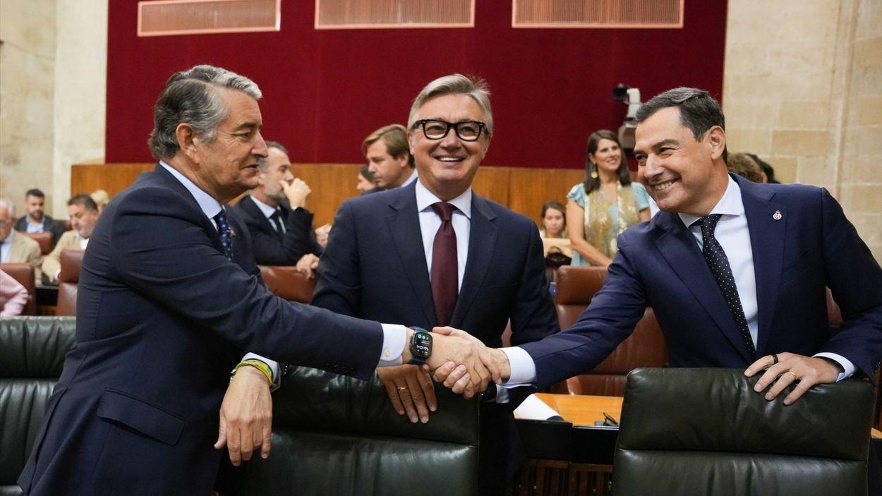 El presidente de la Junta de Andalucía, Juanma Moreno (d), junto al vicepresidente primero y consejero de Presidencia, Sanidad y Emergencias, Antonio Sanz (i), y al vicepresidente segundo y consejero de Turismo, Justicia, Desregulación y Administración local, Manuel Gavira (c) / EP
