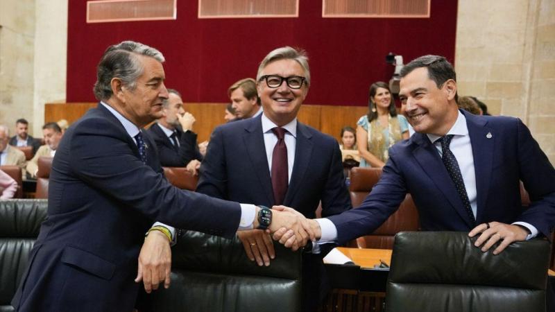 El presidente de la Junta de Andalucía, Juanma Moreno (d), junto al vicepresidente primero y consejero de Presidencia, Sanidad y Emergencias, Antonio Sanz (i), y al vicepresidente segundo y consejero de Turismo, Justicia, Desregulación y Administración local, Manuel Gavira (c) / EP
