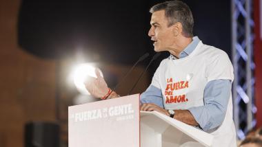 El secretario general del PSOE y presidente del Gobierno, Pedro Sánchez, en un acto de precampaña en el Palacio de Congresos y Exposiciones de Granada. EP