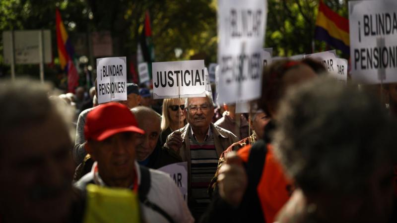 Varias personas durante una manifestación en defensa del sistema público de pensiones y el acceso a la vivienda en Madrid. Europa Press.