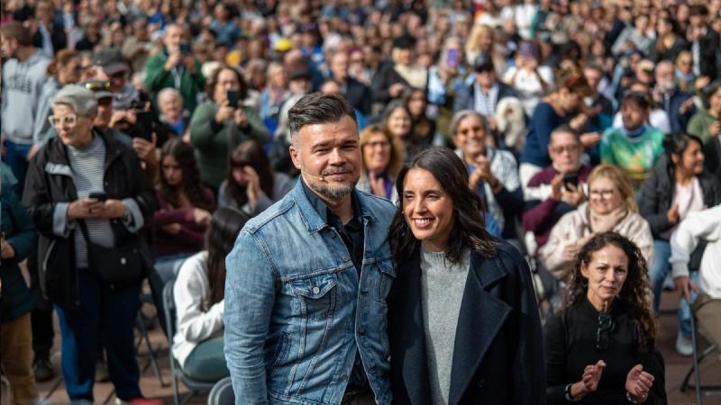 El cabeza de lista de ERC para las elecciones generales con la candidata de Podemos, Irene Montero, en un acto en Barcelona. EP