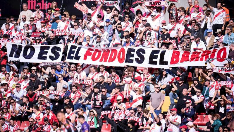 Aficionados del Rayo Vallecano exhiben una pancarta durante el partido de Liga contra el Elche. Europa Press.