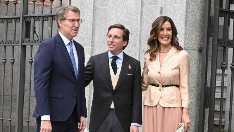 Alberto Núñez Feijóo y Eva Cárdenas saludan a José Luis Martínez Almeida.