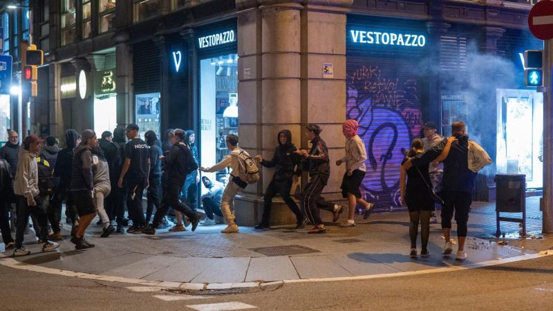 Una noche de disturbios sacude Barcelona un centenar de detenidos y 14 comercios vandalizados. Europa Press.