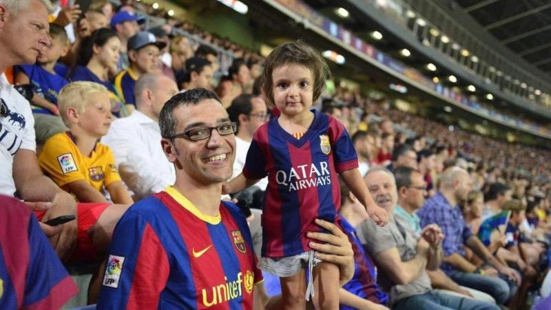 Un padre y su hijo disfrutan de un partido en el Camp Nou. FC Barcelona.