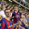 Un padre y su hijo disfrutan de un partido en el Camp Nou. FC Barcelona.