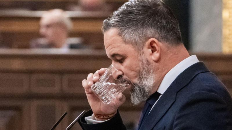 El presidente de Vox, Santiago Abascal, bebe agua durante un Pleno en el Congreso. Europa Press.