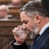 El presidente de Vox, Santiago Abascal, bebe agua durante un Pleno en el Congreso. Europa Press.