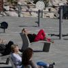 Varias personas toman el sol en el paseo marítimo de la playa del Bogatell. Europa Press Archivo.