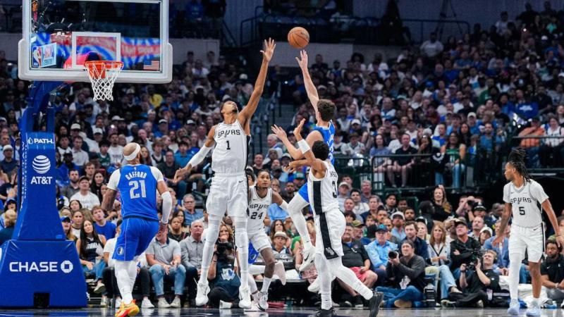 Sergio de Larrea trata de superar a Victor Wembanyama en el partido contra San Antonio Spurs en Dallas. NBA.