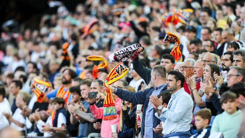 La afición del Valencia durante el partido de liga frente al Villarreal en Mestalla. Europa Press.