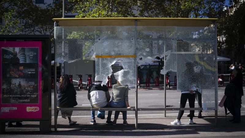 Una marquesina de autobús rota tras los disturbios en Barcelona. EP