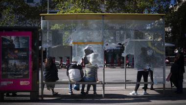Una marquesina de autobús rota tras los disturbios en Barcelona. EP