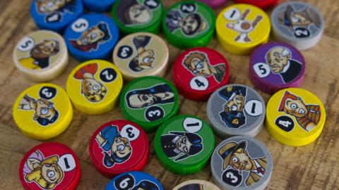 Siete equipos de discos de madera que parodian arquetipos del cine, de La Familia a El FBI