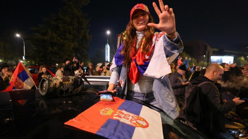 Una joven de Serbia celebra la victoria de la Lista Estudiantil en las elecciones haciendo el gesto que ha caracterizado a este movimiento ciudadano