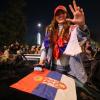 Una joven de Serbia celebra la victoria de la Lista Estudiantil en las elecciones haciendo el gesto que ha caracterizado a este movimiento ciudadano