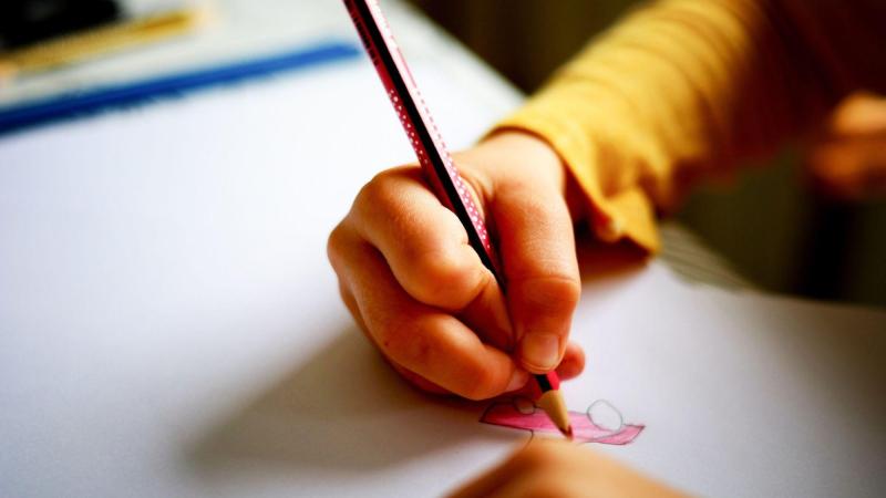 Imagen de recurso de una niña pintando. Pixabay.
