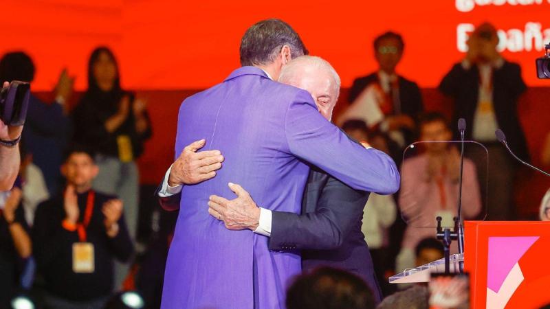 El presidente de Brasil, Luiz Inácio Lula da Silva, y el presidente del Gobierno, Pedro Sánchez, se abrazan durante el Global Progressive Mobilisation en Barcelona. EP.