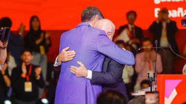 El presidente de Brasil, Luiz Inácio Lula da Silva, y el presidente del Gobierno, Pedro Sánchez, se abrazan durante el Global Progressive Mobilisation en Barcelona. EP.