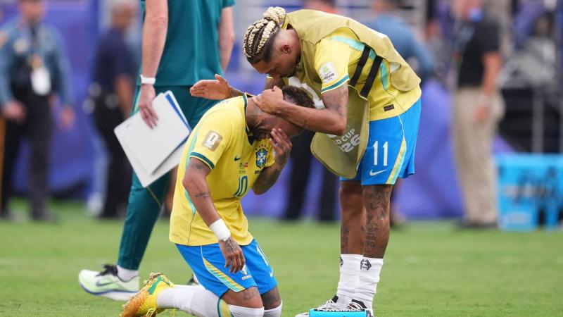 Raphinha consuela a Neymar Jr durante el partido de octavos de final de la Copa Mundial de la FIFA 2026 entre Brasil y Noruega. EP.