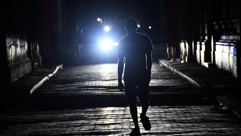 Un ciudadano camina por una calle de noche durante un apagón nacional en La Habana, capital de Cuba. EP.
