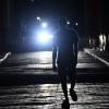 Un ciudadano camina por una calle de noche durante un apagón nacional en La Habana, capital de Cuba. EP.