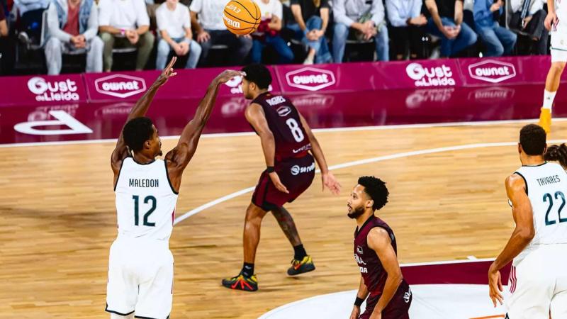 El base del Real Madrid Théo Maledon lanza un triple en el partido de Liga Endesa ante el Ilerna Lleida. Real Madrid.