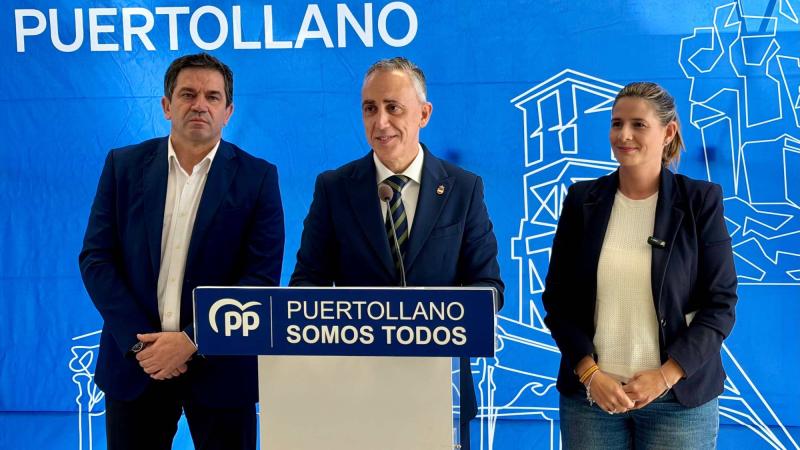 El alcalde de Puertollano, Miguel Ángel Ruiz, acompañado de Carolina Agudo y Miguel Ángel Valverde. EP.