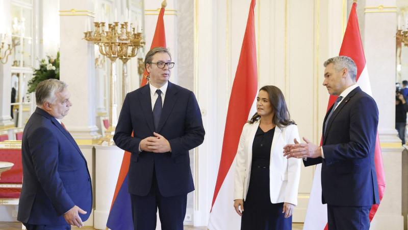 (De izquierda a derecha) Viktor Orbán, Aleksandar Vučić, la expresidenta húngara Katalín Novak y el canciller austriaco Karl Nehammer asisten a una reunión sobre migración irregular. EP.
