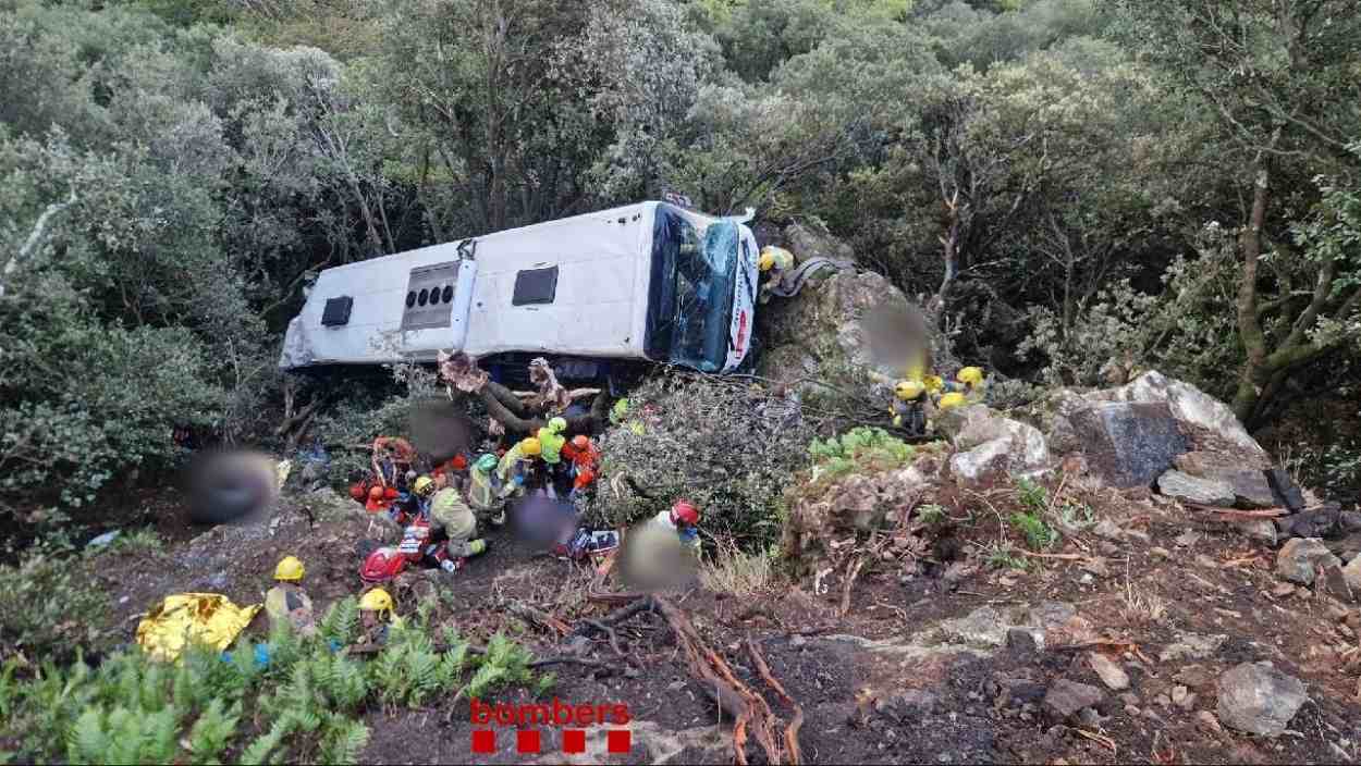 Imagen del autobús accidentado el 25 de octubre de 2026 en Fogars de Montclús (Barcelona). REMITIDA / HANDOUT por BOMBERS DE LA GENERALITAT