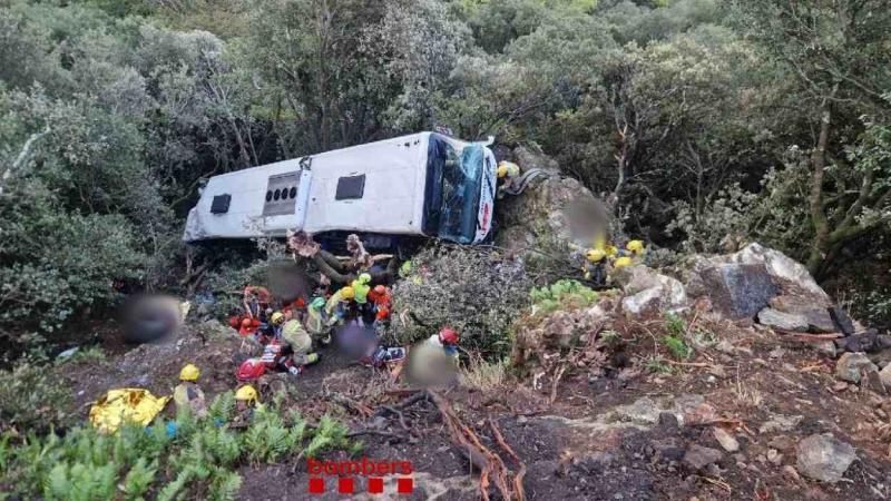 Imagen del autobús accidentado el 25 de octubre de 2026 en Fogars de Montclús (Barcelona). REMITIDA / HANDOUT por BOMBERS DE LA GENERALITAT