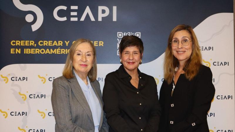 Ana Pastor, Isabel Álvarez y Nuria Vilanova en la presentación del estudio "El uso de trampolines en la inversión extranjera del mundo hacia América Latina: El papel de España"
