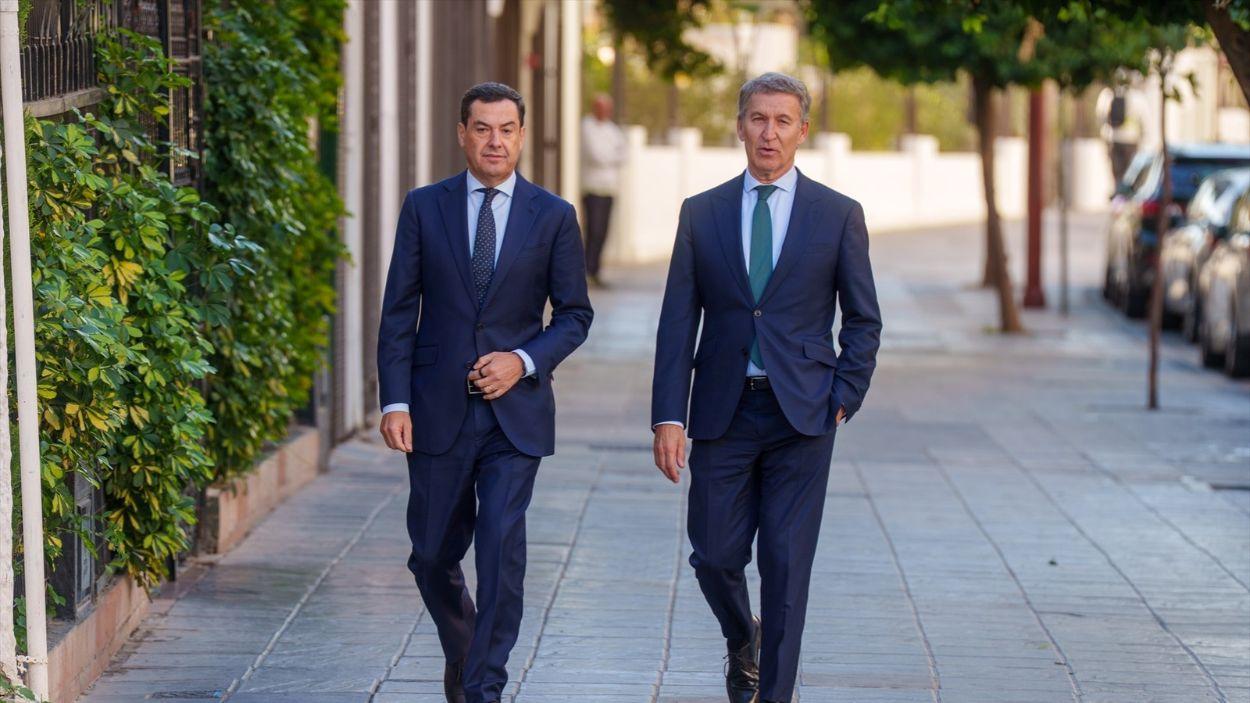El presidente del PP, Alberto Núñez Feijóo (d), y el presidente del PP-A y de la Junta de Andalucía, Juanma Moreno (i), a su llegada a un acto público en Sevilla / EP