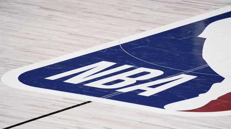 Logo de la NBA en el suelo de un pabellón. Archivo.